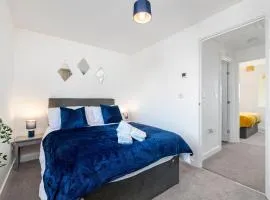 The Holt-Ideal for Contractors- Heartwarming 2 Bedrooms Apartment-Parking