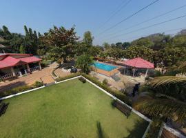 Karjat retreat 4bhk pvt farmhouse, hotel in Karjat