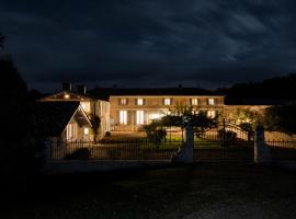 Le Manoir du Mûrier, hotel con piscina a Boisredon