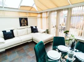Turves Place, 3 Bedroom property/near MCR Airport, hotel en Cheadle Hulme