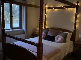 Secluded hilltop hideaway!, hotell i Westport