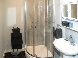 Modern 1BR Flat in Central Stoke with Free Parking - Close to Stoke Railway Station