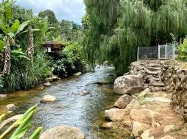 Bangalo a beira do rio em plena natureza