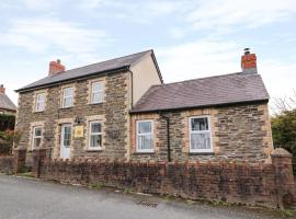 Cozy Cwtch Cottage, hotel with parking in Llangynllo