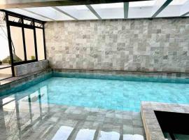 Luxury apartment with balcony and view、キトのホテル