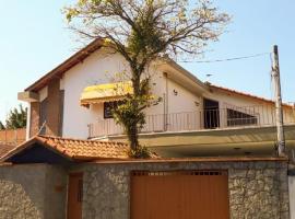 Casa residencial no centro de Guaratinguetá, hotel in Guaratinguetá