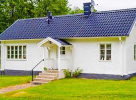 Holiday home ÅSBRO II、Åsbroの駐車場付きホテル