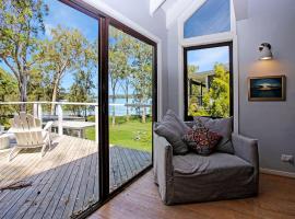 Home by The Cove, hotel di Soldiers Point