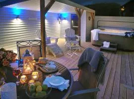 SandPipers Luxury hot tub lodge with 2 ensuites a private Sauna & BBQ terrace