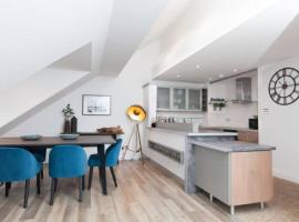 Edinburgh Deluxe Duplex with Garage