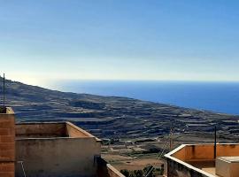 Town House with roof BBQ area & views, Hotel in Żebbuġ