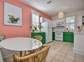 Easy Walk to Seagrove Beach Beverly Bungalow, hotel i Santa Rosa Beach