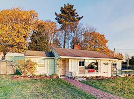 Sunsets over Sound, cottage in Des Moines