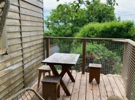 1 Bedroom Cozy Apartment In Gommenech, budget hotel sa Gommenecʼh