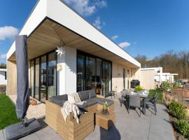 Family villa with garden and jetty, holiday home in Zeewolde
