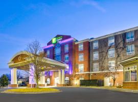 Holiday Inn Express Hotel & Suites Kansas City - Grandview, an IHG Hotel, hotel con estacionamiento en Grandview