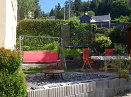 Ferienwohnung mit Garten und Spielplatz, hotel in Klingenthal
