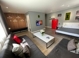 Квартира-студия с отдельным входом с гостиничным сервисом, с белым постельным, hotel in Petropavlovsk