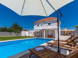 Kristina holiday home with private swimmingpool, budgethotel i Visočane