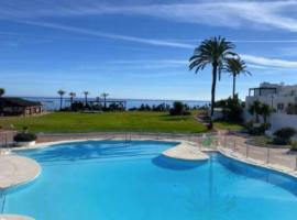 Villa Pedro, Beach House zwischen Marbella und Estepona, hotel v destinácii Estepona