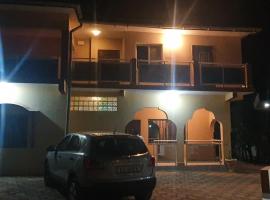 The Charming Bristolian Holiday Home, hotel v destinaci Brusubi