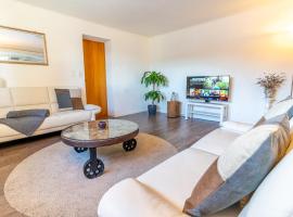 Charmantes Apartment mit grossem Garten .Kids4free., hotel v destinaci Flims