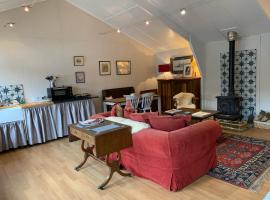 One bedroom lodge in the countryside: Congleton, Capesthorne Hall yakınında bir otel