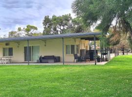 Riversands Rest Accommodation Paringa - River Box Cottage, holiday rental in Renmark