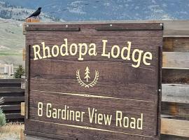 Rhodopa Lodge at Yellowstone, hótel með bílastæði í Gardiner