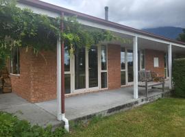 Misty Peaks Guesthouse, cottage in Fox Glacier