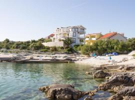 Cozy Apartment In Zecevo Rogoznicko, hotel i Otočić Jaz