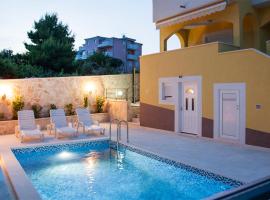 Lovely Apartment In Zecevo Rogoznicko, hotel i Otočić Jaz