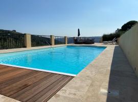 Villa avec piscine chauffée Nice collines, hospedaje de playa en Niza