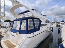 Mad Moment-Two Bedroom Luxury Motor Boat In Lymington เรือพักในลีมิงตัน