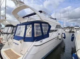 Mad Moment-Two Bedroom Luxury Motor Boat In Lymington