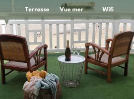Appartement de standing - avec terrasse et vue mer – hotel w mieście Arromanches-les-Bains