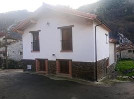 Casa Rural Güilones, Parque Natural de Ponga, alojamento para férias em Sobrefoz