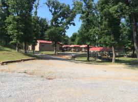 Anglers Hideaway Cabins, lodge i Mead