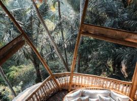 Tower House - 4 bds Eco Bamboo House, River View, готель у місті Bringkit