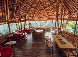 Temple House 3bds Eco Bamboo House Pool River View, хотел в Bringkit