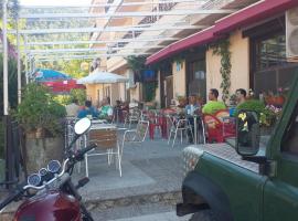 Hostal Restaurante Los Bronces, къща за гости в Риопар