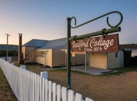 The Radford Couples Cottage Heart of Stanthorpe, vacation home in Stanthorpe