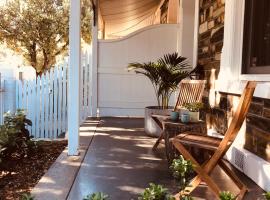 Holly Day's - 1910 cottage - right by the beach, hotel v destinaci Glenelg