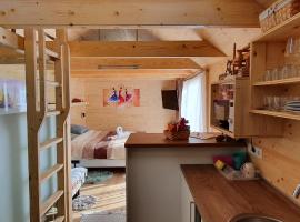 Apartma, glamping Na koncu vasi，柳托梅爾的豪華露營地點