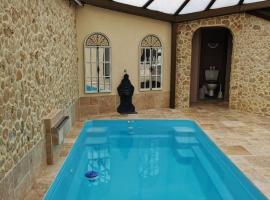 Villa de 2 chambres avec piscine privee terrasse amenagee et wifi a Folleville，Folleville的有停車位的飯店