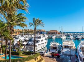 First line Penthouse in Puerto Sotogrande with Seaviews, hotel ramah hewan peliharaan di Sotogrande