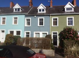 Lovely Victorian town house close to the sea., villa in Bangor