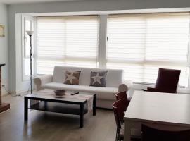 Casa cómoda y equipada para 6 en centro pueblo, Hotel in Torroella de Montgrí