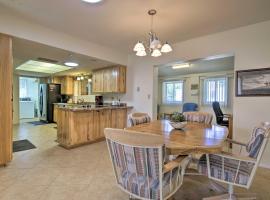 55 and Apache Junction Home Patio and Mountain Views: Apache Junction şehrinde bir tatil evi