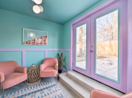 Unique, Themed Tulsa Escape about 2 Mi to Downtown!, spahotell i Tulsa